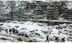 मनाली में बर्फ में मस्ती की ख्वाहिश दु:स्वप्न बनी, 15 किलोमीटर लंबा जाम, बिजली-पानी ठप