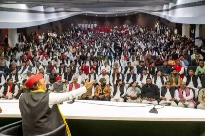 सपा की सॉफ्ट हिंदुत्व पॉलिटिक्स’ ! क्या यूपी चुनाव से पहले प्लान- बी पर काम कर रहे हैं अखिलेश यादव?