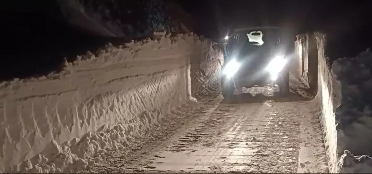 जम्मू कश्मीर में 6 फीट बर्फ के बीच 40 घंटे की जद्दोजहद : BRO ने 10,500 फीट की ऊंचाई पर 60 फंसे लोग बचाए