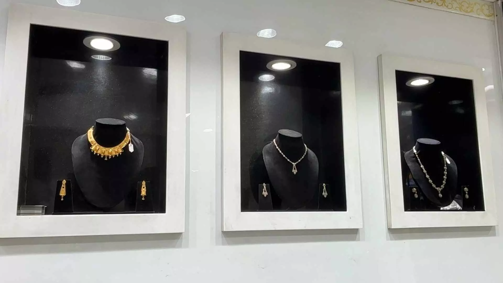 सोना-चांदी के भाव में आग! FD तोड़कर महिलाएं कर रहीं निवेश, बाज़ार में डर ! सोना-चांदी के भाव में आग! FD तोड़कर महिलाएं कर रहीं निवेश, बाज़ार में डर !