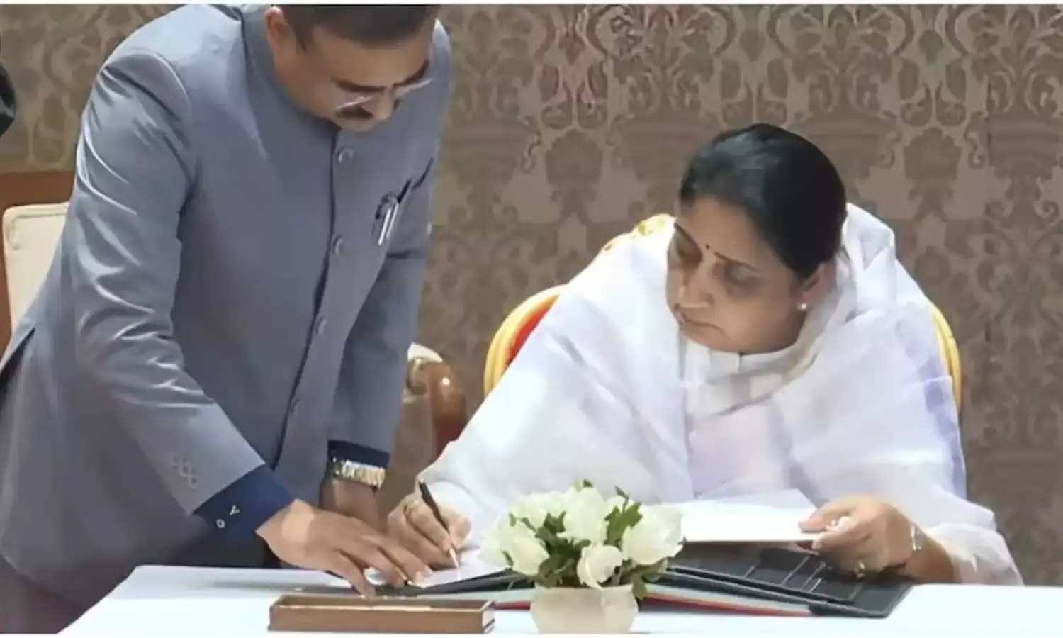 Maharashtra: पहली महिला डिप्टी CM बनीं सुनेत्रा पवार, नए अध्याय की शुरुआत