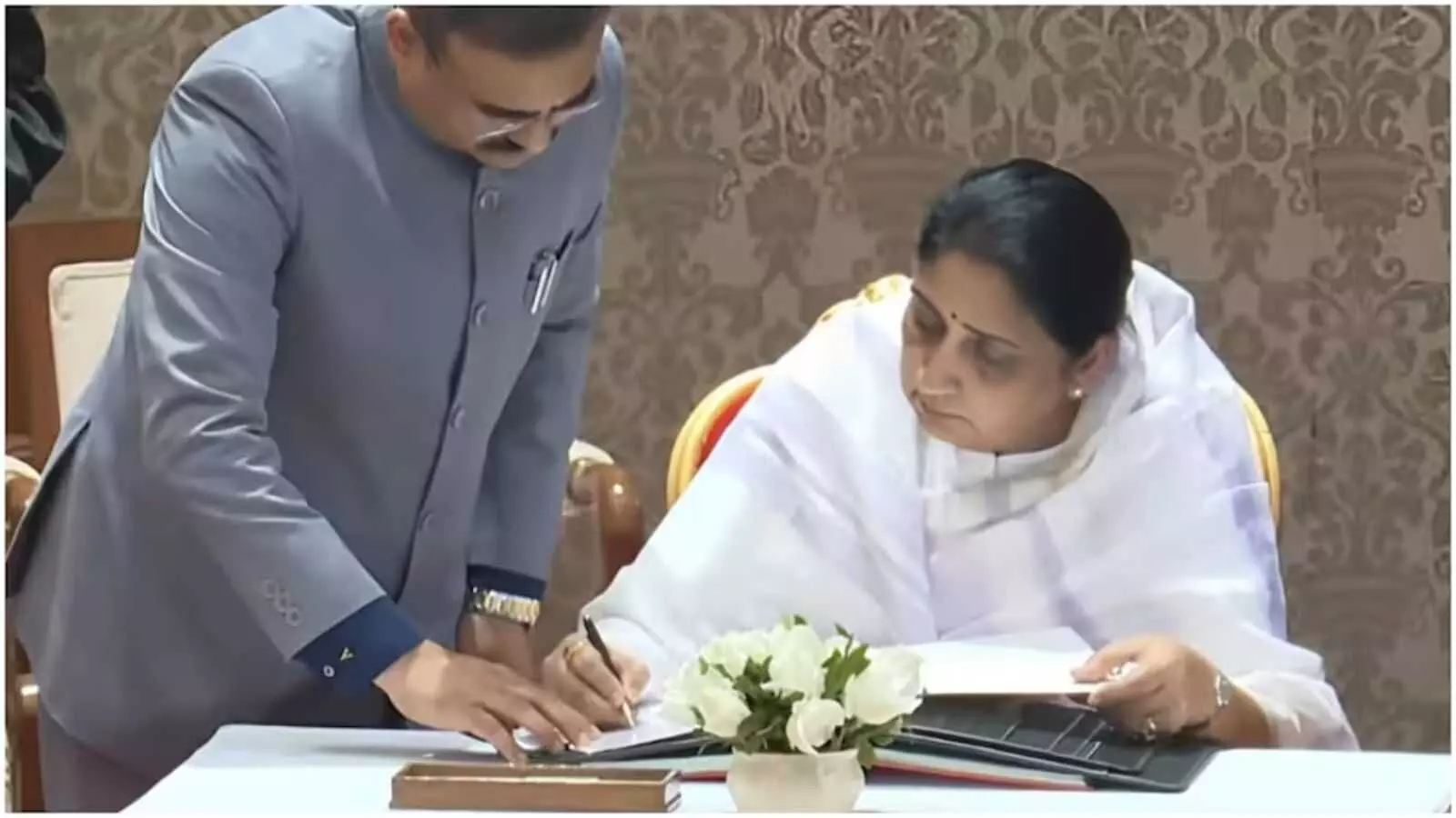 Maharashtra: पहली महिला डिप्टी CM बनीं सुनेत्रा पवार, नए अध्याय की शुरुआत Maharashtra: पहली महिला डिप्टी CM बनीं सुनेत्रा पवार, नए अध्याय की शुरुआत