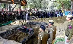 दिल्ली में गड्ढे में गिरकर बाइक सवार की मौत के मामले में एक्शन, जल बोर्ड के 3 अधिकारी सस्पेंड