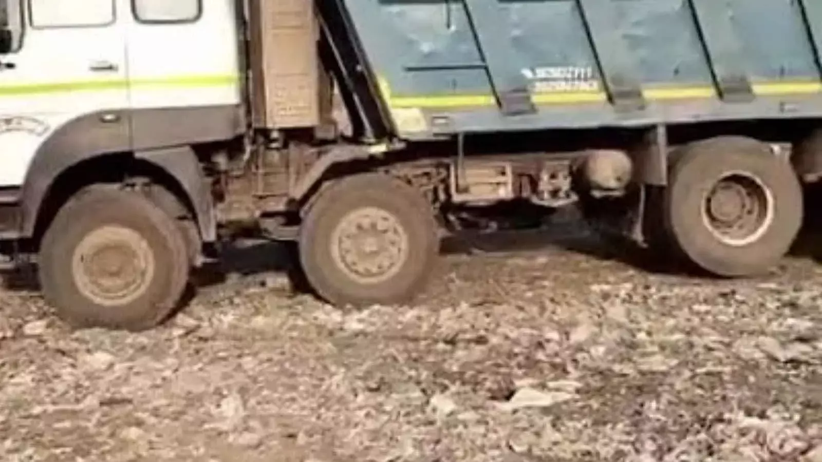 किराड़ी में कूड़े पर रार: AAP ने वीडियो से घेरा, BJP बोली कचरा नहीं डाल रहे