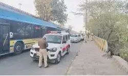 दिल्ली में कार के अंदर तीन लाशें मिलने से हड़कंप, फ्लाई ओवर पर खड़ी थी गाड़ी