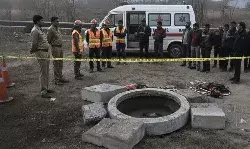 दिल्ली में मौत का मैनहोल! रोहिणी में खुले नाले में गिरा युवक, हुई मौत