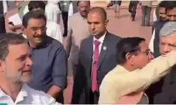 केंद्रीय मंत्री प्रह्लाद जोशी का हाथ पकड़कर राहुल गांधी ने कहा,आइए, साथ में बोलते हैं, जोशी ने हाथ छुड़ाया