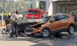 मुलुंड में मेट्रो पिलर गिरा, ऑटो-कार पर टूटा कहर