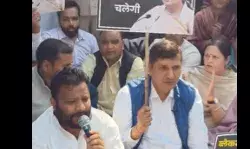 बोर्ड परीक्षा से पहले दिल्ली में फीस बढ़ोतरी पर घमासान, AAP और बीजेपी के बीच वार-पलटवार