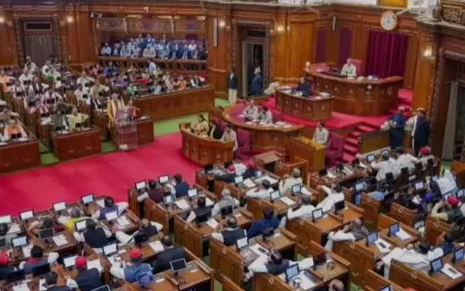 यूपी विधानसभा : नेता विरोधी दल का आरोप थानेदार कभी फ़ोन नहीं उठाता, बैठकर गप्प करता है… ‘