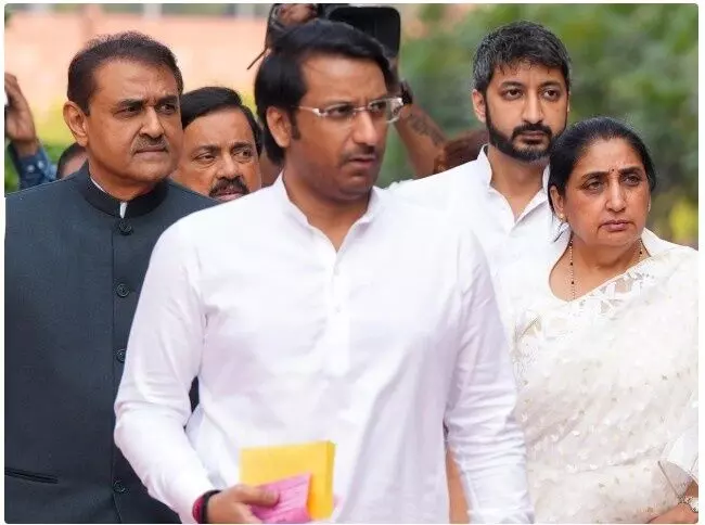 1800 करोड़ की लैंड डील में अजित पवार के बेटे को क्लीन चिट,दो अफसरों पर गिरेगी गाज 1800 करोड़ की लैंड डील में अजित पवार के बेटे को क्लीन चिट,दो अफसरों पर गिरेगी गाज