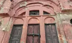 लखनऊ यूनिवर्सिटी में मस्जिद का रास्ता बंद होने पर बवाल, छात्रों के दो गुट आमने-आमने आए