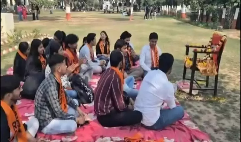 लखनऊ यूनिवर्सिटी में नमाज़ बनाम हनुमान चालीसा, बढ़ा विवाद लखनऊ यूनिवर्सिटी में नमाज़ बनाम हनुमान चालीसा, बढ़ा विवाद