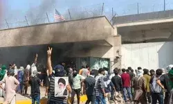 कराची में भारी बवाल: खामेनेई की मौत पर अमेरिकी दूतावास का घेराव, तनाव बढ़ा