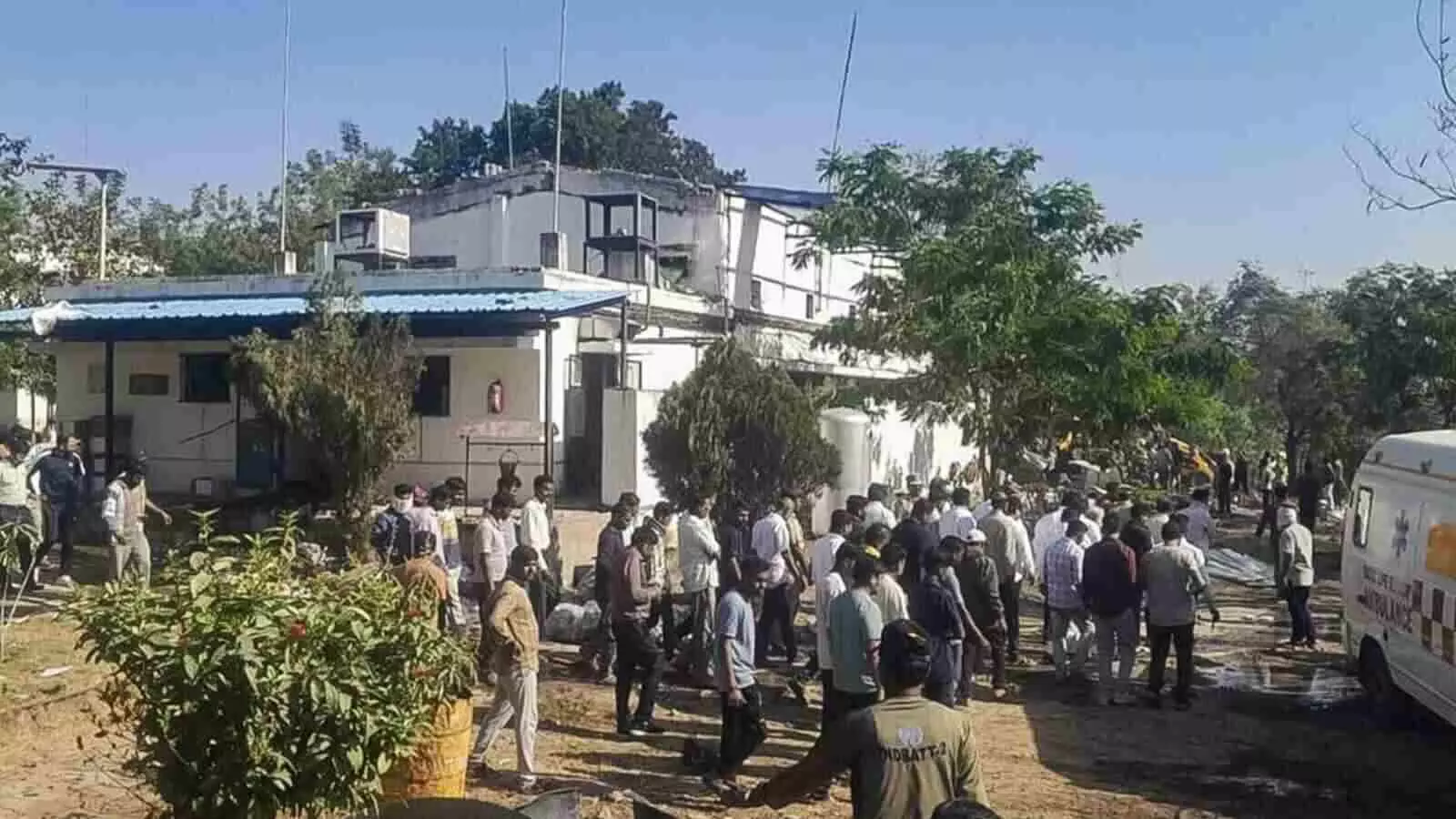 नागपुर ब्लास्ट: PM मोदी और CM फडणवीस ने की मुआवजे की घोषणा, जांच शुरू नागपुर ब्लास्ट: PM मोदी और CM फडणवीस ने की मुआवजे की घोषणा, जांच शुरू