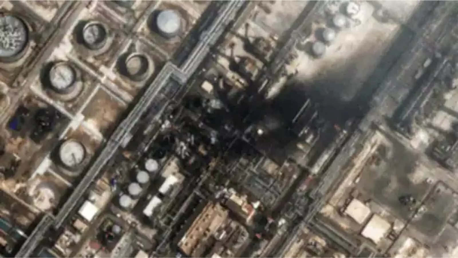 सऊदी की तेल रिफाइनरी पर ईरान का ड्रोन अटैक, तेल संकट गहराया सऊदी की तेल रिफाइनरी पर ईरान का ड्रोन अटैक, तेल संकट गहराया