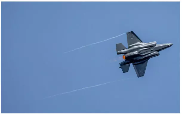 इजरायली वायु सेना के एफ-35 ने तेहरान के ऊपर ईरानी जेट को मार गिराया, रूस में बना था जेट इजरायली वायु सेना के एफ-35 ने तेहरान के ऊपर ईरानी जेट को मार गिराया, रूस में बना था जेट