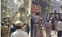 दिल्ली में होली पर हत्या के मामले में आरोपी के घर बुलडोजर एक्शन, अब तक 8 आरोपी पकड़े गए