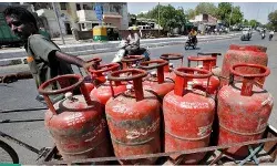 LPG के मामले में पैनिक न करने की सरकार की सलाह, कहा-कीमतें कंट्रोल करने के कदम उठा रहे हैं