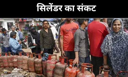 सिलेंडर के लिए लोग जाग रहे हैं पूरी रात, सरकार की नजर में संकट नहीं
