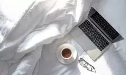 बेडरूम और सोने से जुड़ी तय दिनचर्या खत्म होने से भारतीयों की नींद गायब हो रही है