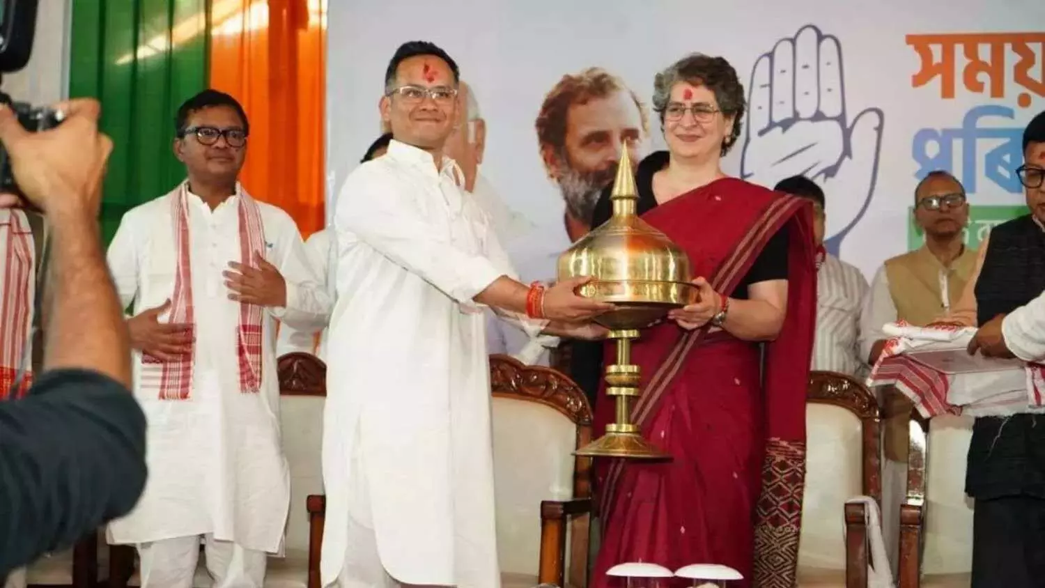 असम चुनाव से पहले कांग्रेस में बिखराव, BJP को बड़ा मौका असम चुनाव से पहले कांग्रेस में बिखराव, BJP को बड़ा मौका