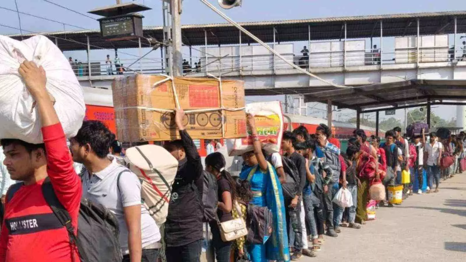 सूरत में LPG का संकट बढ़ा ! 500 रुपये किलो तक गैस, मजदूरों का पलायन शुरू सूरत में LPG का संकट बढ़ा ! 500 रुपये किलो तक गैस, मजदूरों का पलायन शुरू