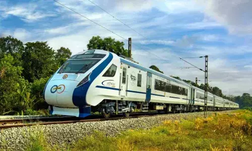 वंदे भारत के भोजन में कीड़े, रेल मंत्रालय ने लगाया 50 लाख जुर्माना