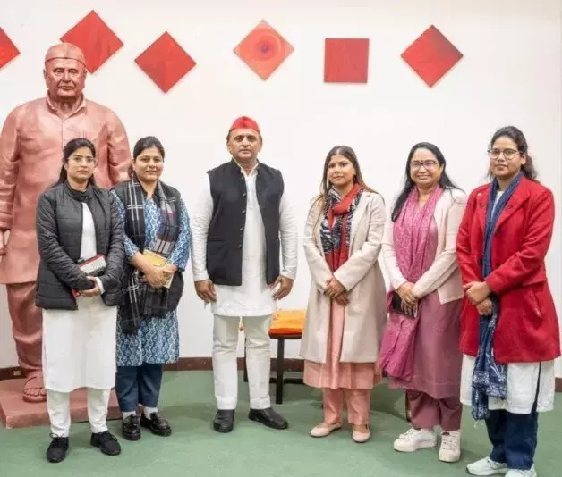 यूपी की जंग में महिला वोटरों पर दांव:अखिलेश के 40 हज़ार की घोषणा Vs बीजेपी का ‘गुंडाराज’ नैरेटिव