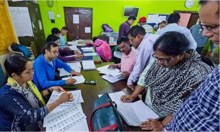 पश्चिम बंगाल SIR विवाद: कलकत्ता हाईकोर्ट के पूर्व जज का नाम वोटर लिस्ट से गायब पश्चिम बंगाल SIR विवाद: कलकत्ता हाईकोर्ट के पूर्व जज का नाम वोटर लिस्ट से गायब