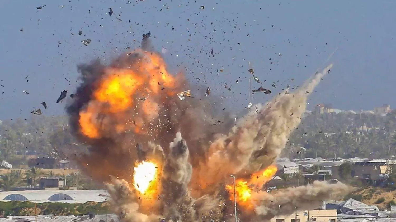 परमाणु केंद्र से स्टील प्लांट तक हमला, इजरायल के वार से ईरान में हलचल परमाणु केंद्र से स्टील प्लांट तक हमला, इजरायल के वार से ईरान में हलचल