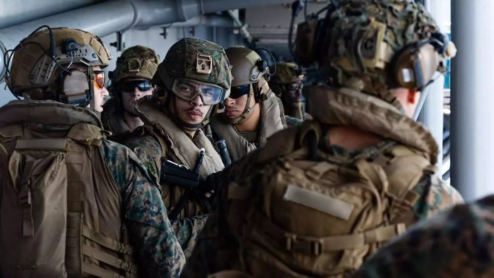 ईरान को नरक की चेतावनी: 3500 अमेरिकी मरीन कमांडो खाड़ी में तैनात ईरान को नरक की चेतावनी: 3500 अमेरिकी मरीन कमांडो खाड़ी में तैनात