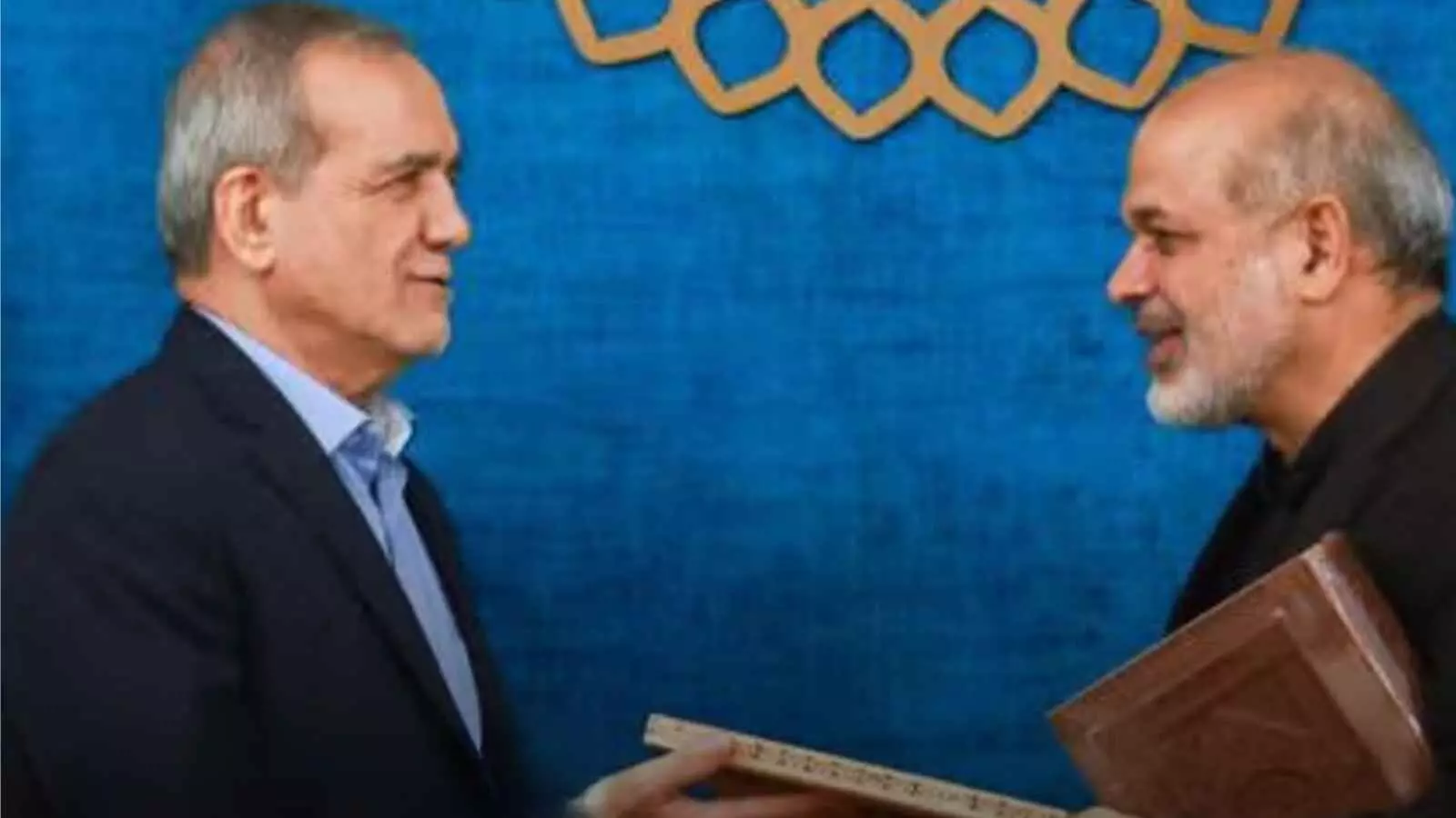 युद्ध के बीच ईरान में आंतरिक मतभेद! राष्ट्रपति और IRGC कमांडर आमने-सामने युद्ध के बीच ईरान में आंतरिक मतभेद! राष्ट्रपति और IRGC कमांडर आमने-सामने