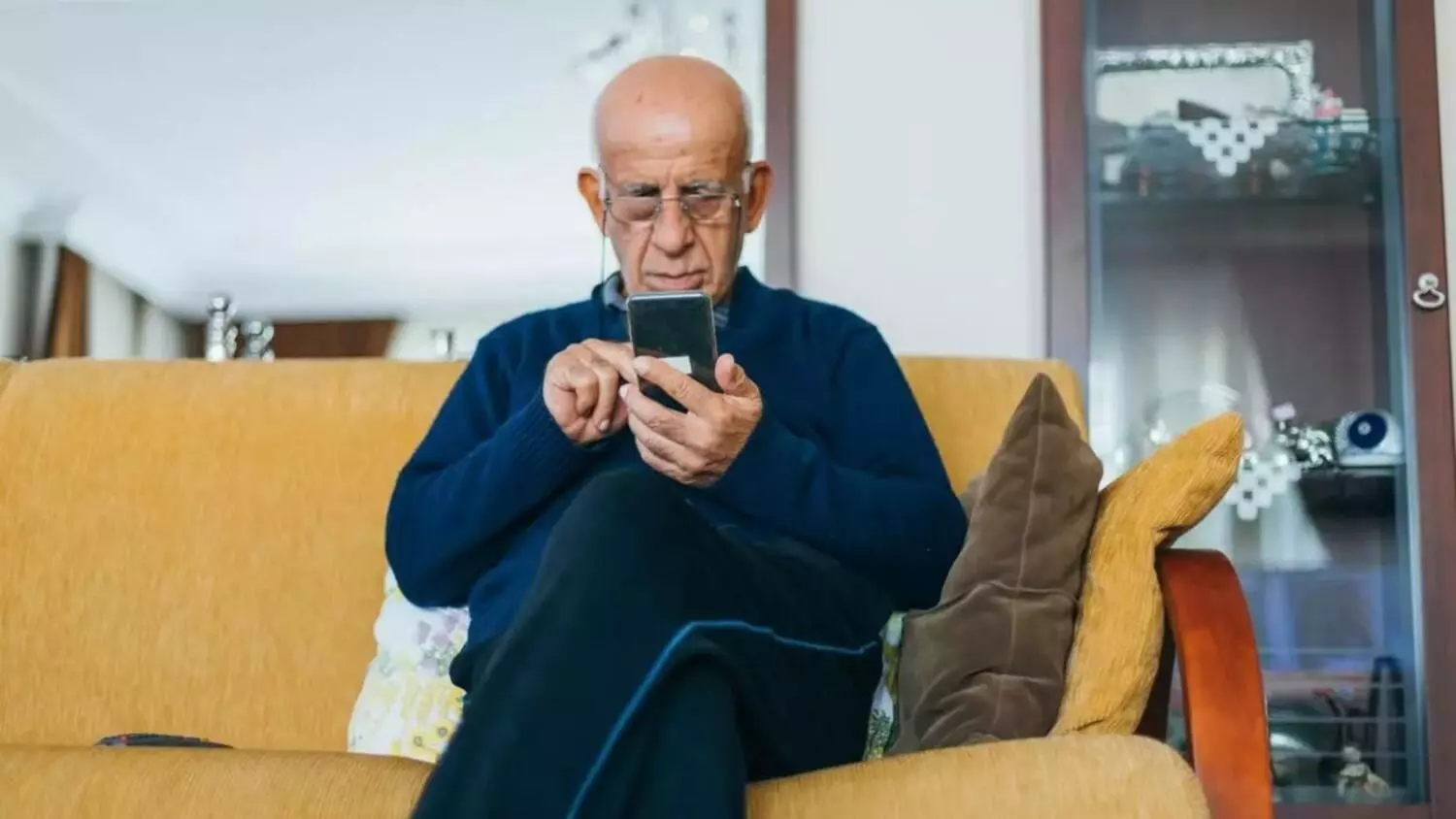 तेलंगाना सरकार का बड़ा कदम, माता-पिता की सेवा नहीं तो कटेगा वेतन तेलंगाना सरकार का बड़ा कदम, माता-पिता की सेवा नहीं तो कटेगा वेतन