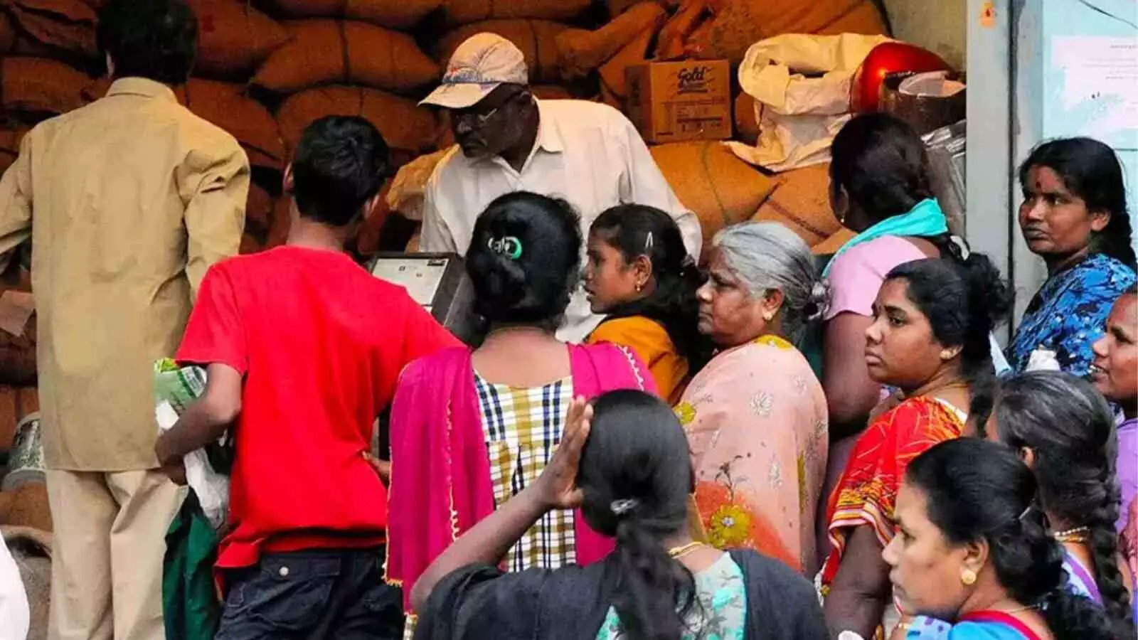 LPG संकट के बीच, केरोसीन मुक्त राज्यों में PDS केरोसीन आपूर्ति बहाल LPG संकट के बीच, केरोसीन मुक्त राज्यों में PDS केरोसीन आपूर्ति बहाल