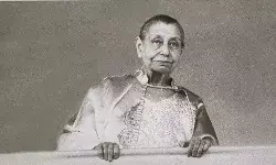 मिर्रा अल्फासा कौन थीं और उन्होंने पुडुचेरी के अरविंद आश्रम को संस्थागत रूप देने में क्या भूमिका निभाई?