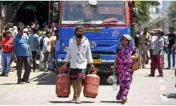 एलपीजी संकट, चुनाव और SIR के कारण शहरों से प्रवासी मजदूरों का पलायन