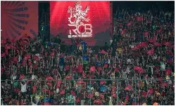 दर्शक IPL के जश्न में डूबे रहे,चोरों का गैंग मोबाइल ले उड़ा, बैंगलुरू में लाखों के फोन जब्त