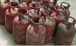 LPG Crisis : दिल्ली में ₹200 किलो गैस भरते पकड़ा गया दुकानदार