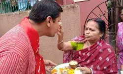 वाम दलों से टीएमसी तक, सभी दलों में धार्मिक प्रतीकों की होड़