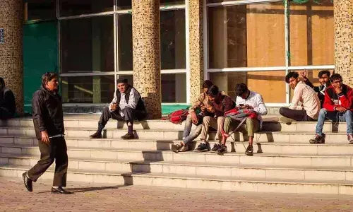 कई महीने बाद भी नहीं मिली छात्रवृत्ति, आर्थिक मदद की बाट जोह रहे छात्र