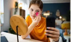 सेफोरा, कॉस्मेटिकोरेक्सिया और मीडिया के लिए इंफ्लुएंसर का खतरा