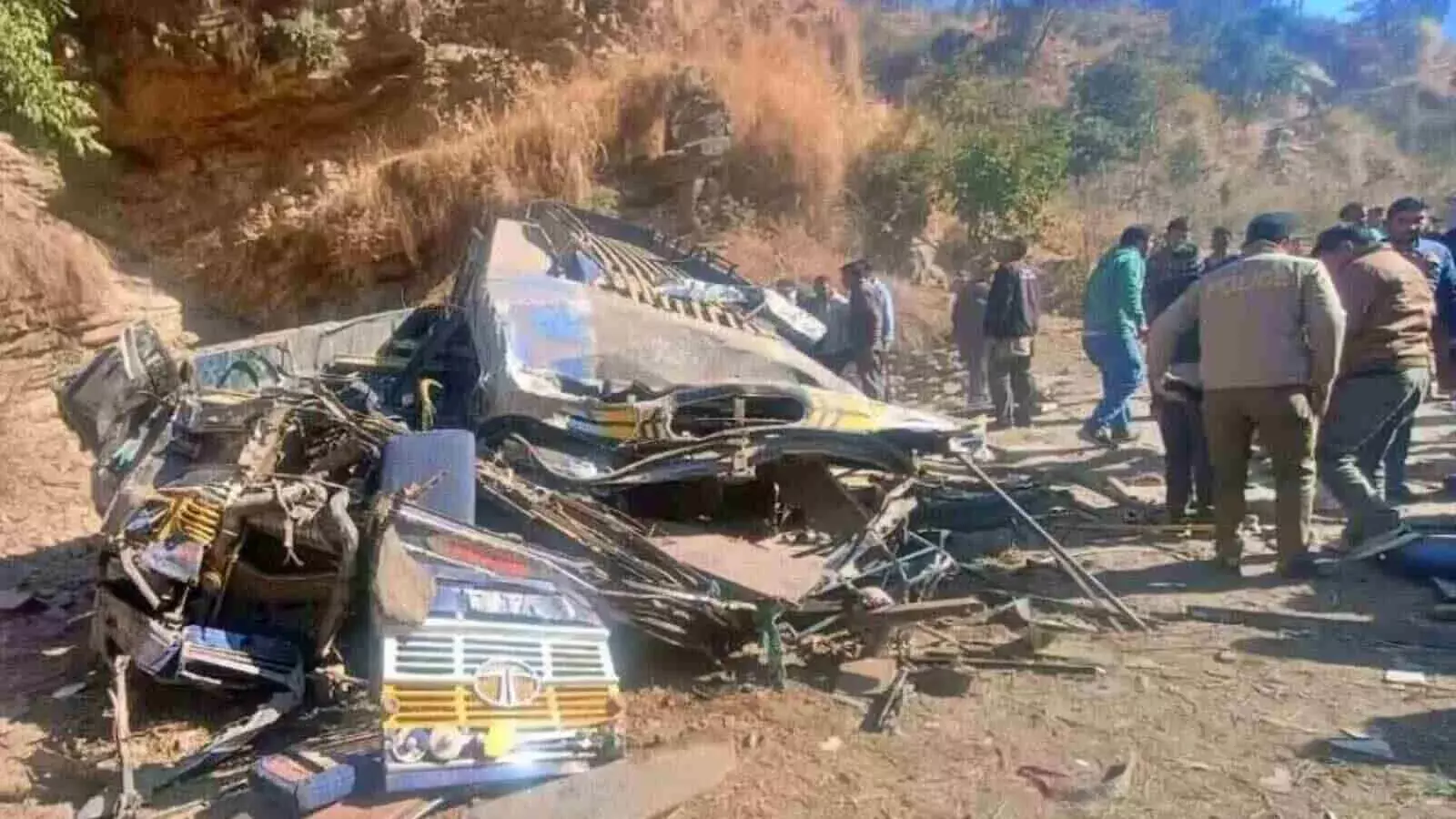 कुल्लू बस हादसा: सोज्झा में खाई में गिरी बस, 4 की मौत और 18 घायल