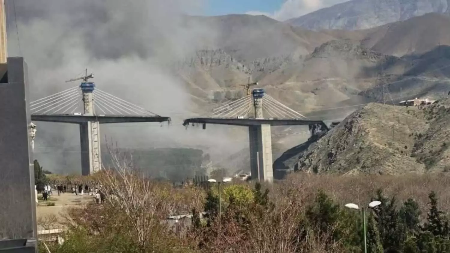 ट्रंप के टारगेट पर ये बड़े ब्रिज और पावर प्लांट, ईरान पर संकट गहराया ट्रंप के टारगेट पर ये बड़े ब्रिज और पावर प्लांट, ईरान पर संकट गहराया