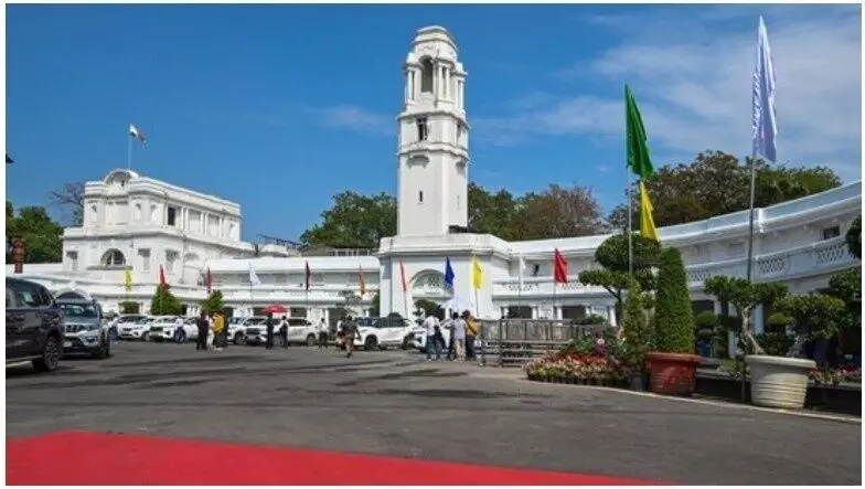 दिल्ली विधानसभा की सुरक्षा में बड़ी चूक, गेट तोड़कर परिसर के अंदर घुस गई एक अज्ञात कार दिल्ली विधानसभा की सुरक्षा में बड़ी चूक, गेट तोड़कर परिसर के अंदर घुस गई एक अज्ञात कार