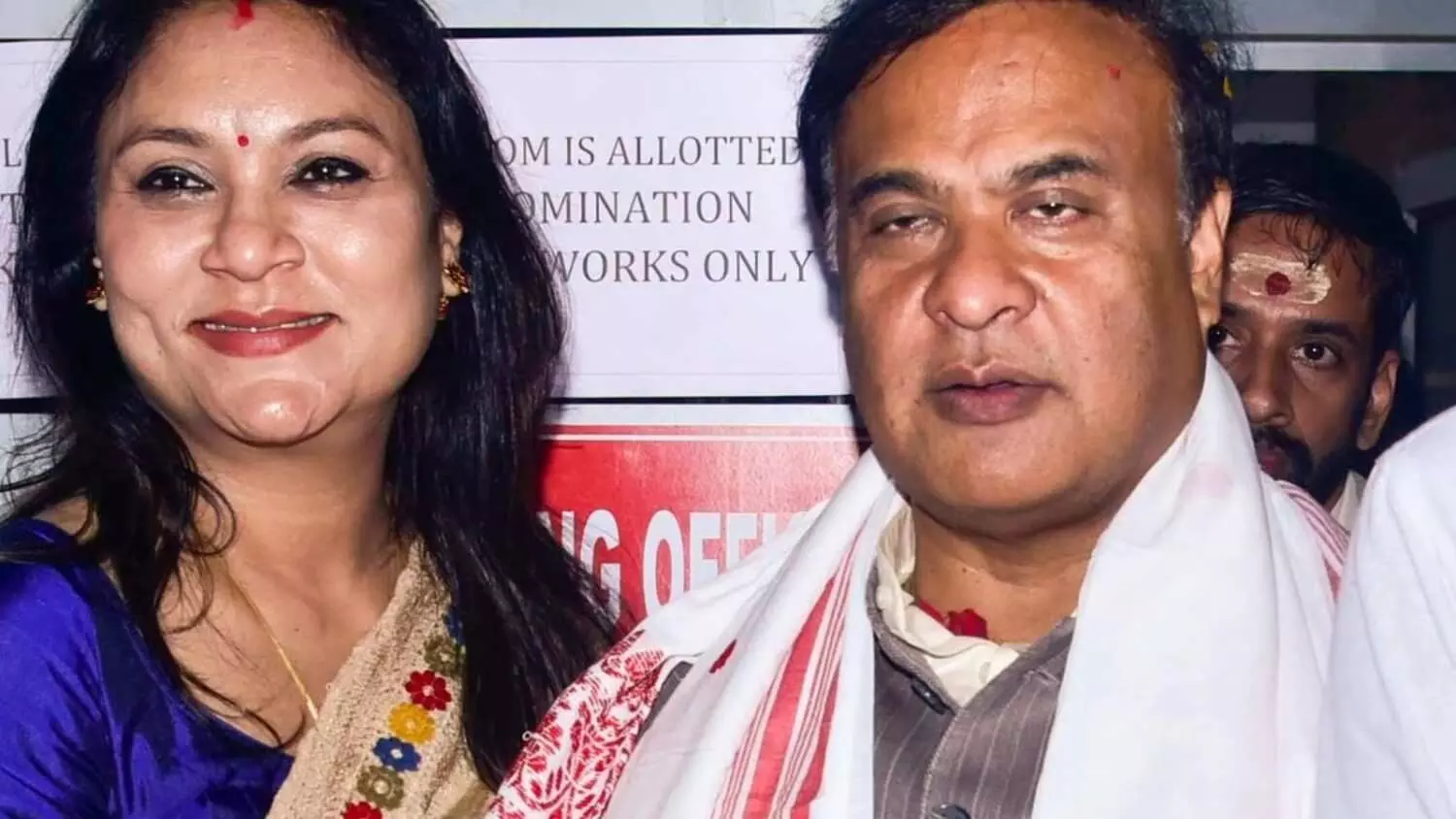 असम सीएम की पत्नी के पास तीन पासपोर्ट का आरोप, क्या कहता है कानून? असम सीएम की पत्नी के पास तीन पासपोर्ट का आरोप, क्या कहता है कानून?