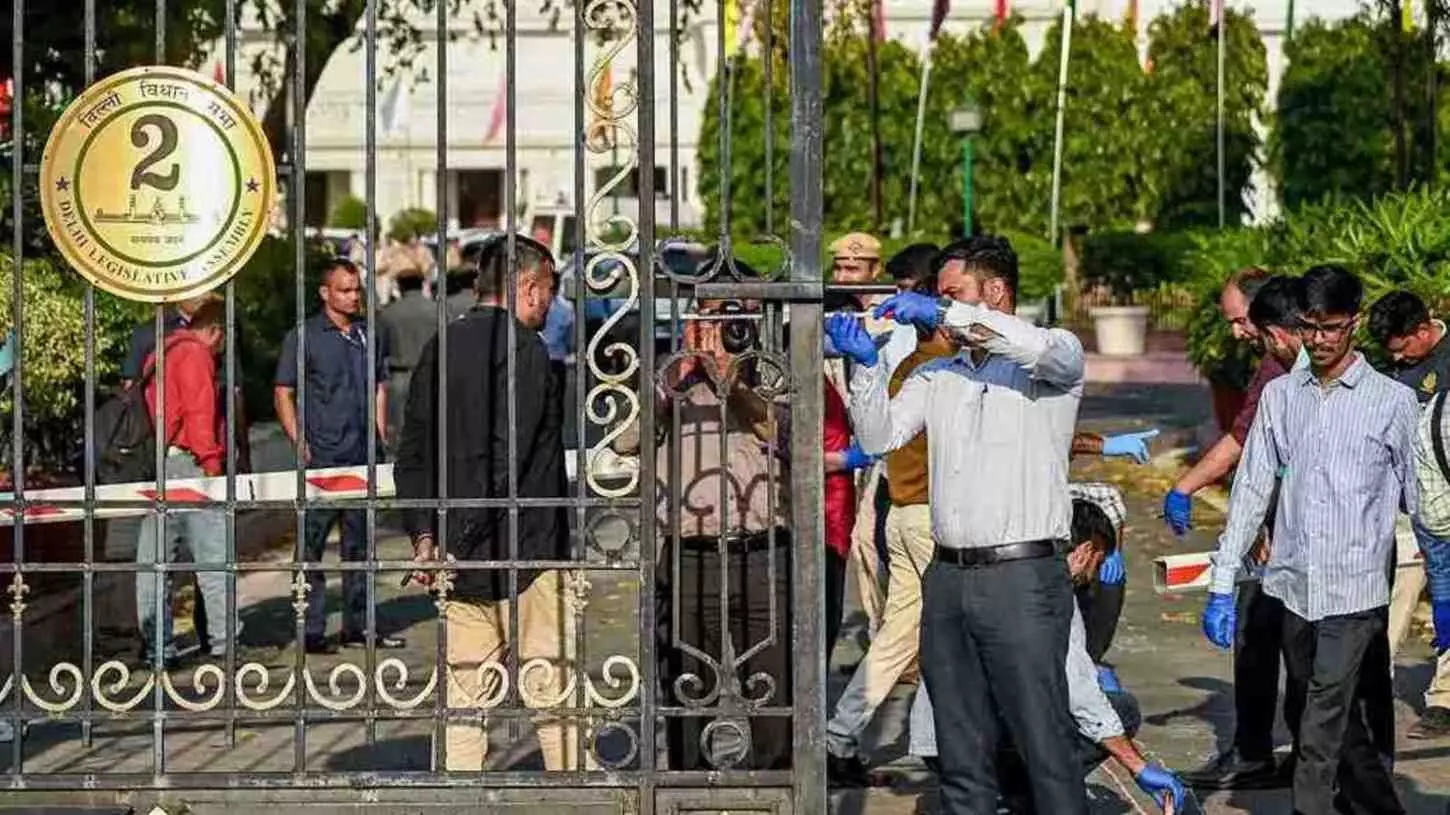 दिल्ली विधानसभा में सुरक्षा चूक, किसान आंदोलन कनेक्शन ने बढ़ाई चिंता दिल्ली विधानसभा में सुरक्षा चूक, किसान आंदोलन कनेक्शन ने बढ़ाई चिंता