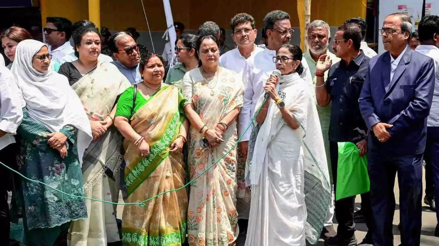 91 लाख नाम हटाने पर हंगामा, चुनाव आयोग और टीएमसी में जुबानी जंग 91 लाख नाम हटाने पर हंगामा, चुनाव आयोग और टीएमसी में जुबानी जंग