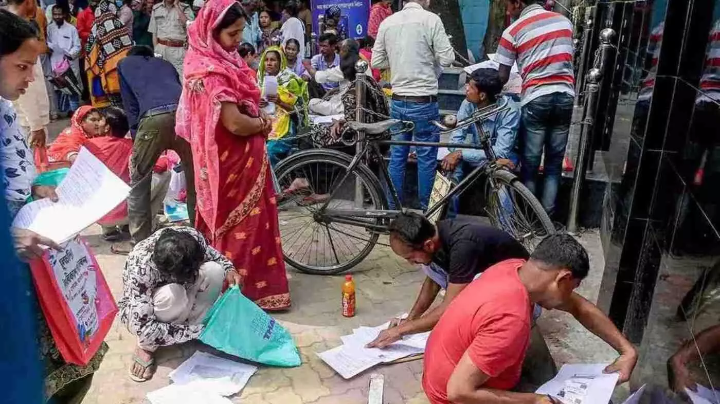 बंगाल SIR से TMC का आधार सिमटा, भाजपा का मतुआ वोट बैंक भी बेचैन बंगाल SIR से TMC का आधार सिमटा, भाजपा का मतुआ वोट बैंक भी बेचैन