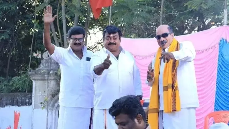 तमिलनाडु चुनाव में डुप्लीकेट की भारी डिमांड, अभिनेता-से-राजनेता बने नेताओं के हमशक्लों की इन दिनोंं मौज तमिलनाडु चुनाव में डुप्लीकेट की भारी डिमांड, अभिनेता-से-राजनेता बने नेताओं के हमशक्लों की इन दिनोंं मौज